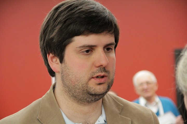 svidler_fond_rouge